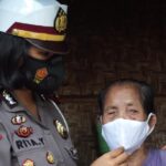 Guna Membantu Warga Terdampak Banjir, Sat Lantas Polres Lobar Berikan Bantuan