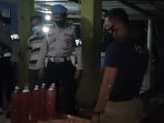 Polsek Gerung Menyita 57 Botol Tuak (1)