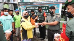 Dandim 1606 Mataram Pantau Langsung Bagi-Bagi Takjil Untuk Masyarakat