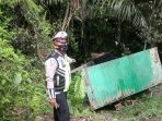 Sat Lantas Polres Simalungun Bantu Evakuasi Truk Kontainer Masuk Jurang Sat Lantas Polres Simalungun Bantu Evakuasi Truk Kontainer Masuk Jurang