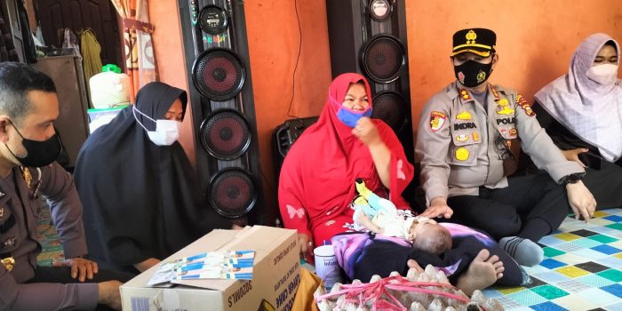 Sentuhan Polres Bengkalis, Bantu Bayi Penderita Gizi Buruk dan Jantung Bocor Sentuhan Polres Bengkalis, Bantu Bayi Penderita Gizi Buruk dan Jantung Bocor