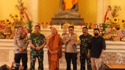Berikan Rasa Aman Dalam Melaksanakan Ibadah Tri Suci Waisak 2566 BE/2022 M, TNI Polri Lakukan Pengamanan dan Kerja Bakti