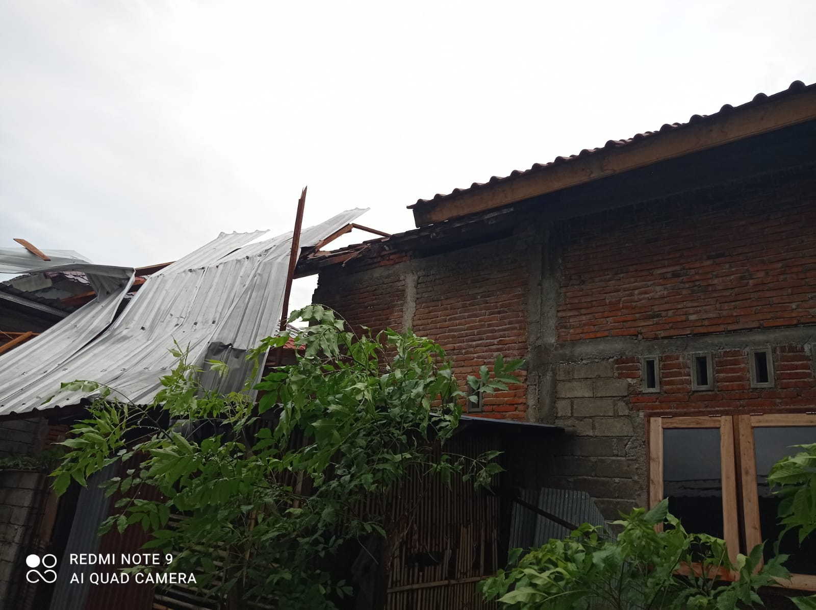 Angin Puting Beliung di Kediri, Polisi Respon Cepat Bantu Warga