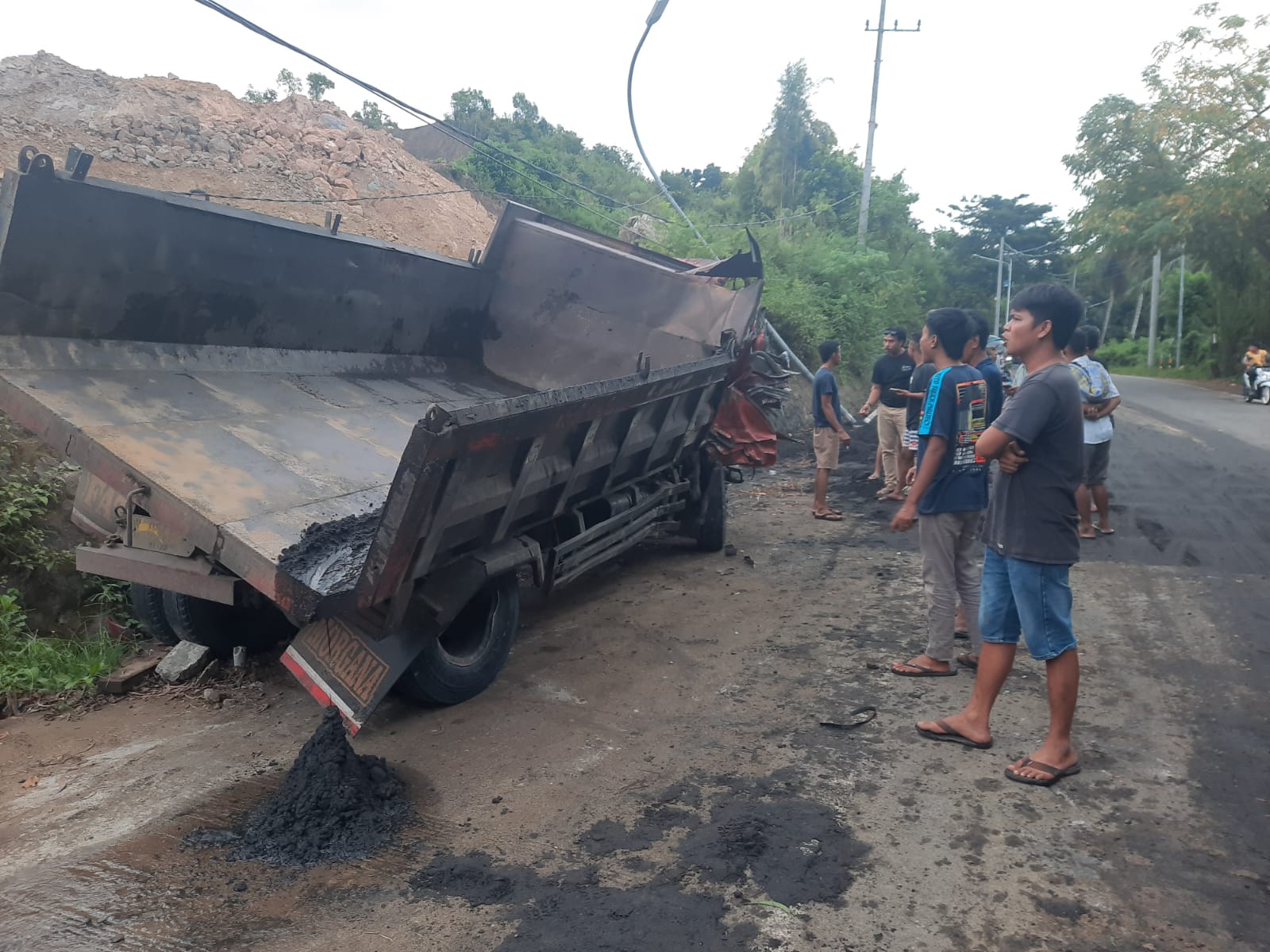 Rem Blong, Dum Truck Cium Tiang Listrik di Lombok Tengah, Pengemudi Dilarikan Kerumah Sakit