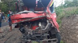 Rem Blong, Dum Truck Cium Tiang Listrik di Lombok Tengah, Pengemudi Dilarikan Kerumah Sakit