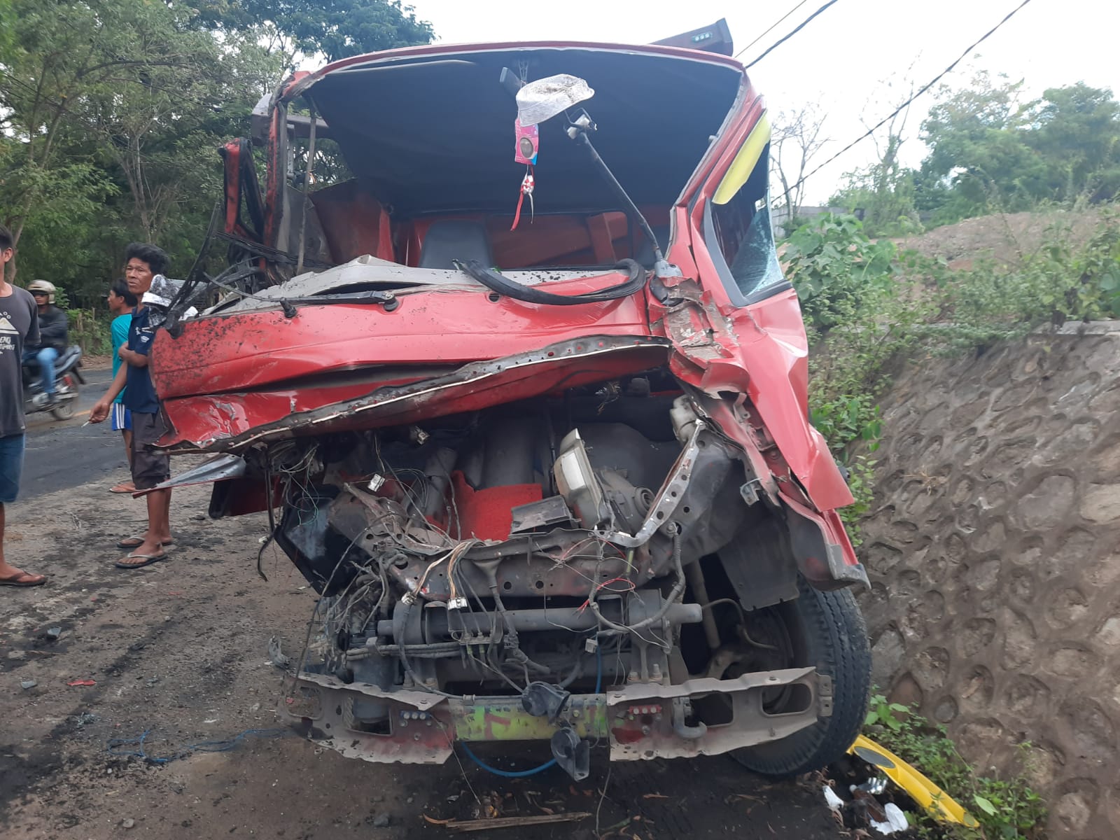 Rem Blong, Dum Truck Cium Tiang Listrik di Lombok Tengah, Pengemudi Dilarikan Kerumah Sakit