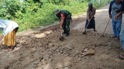 Ingatkan Masyarakat Untuk Berhati-hati Melintasi Jalan Berlubang, Babinsa Eyat Mayang Koramil 1606-04/Gerung Timbun Lubang Dengan Seadanya