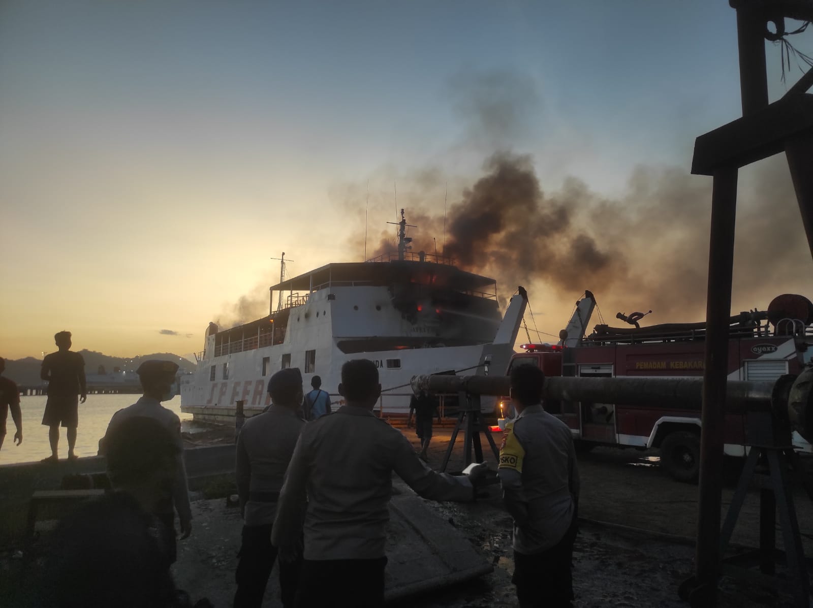 Kapal Terbakar di Lembar 