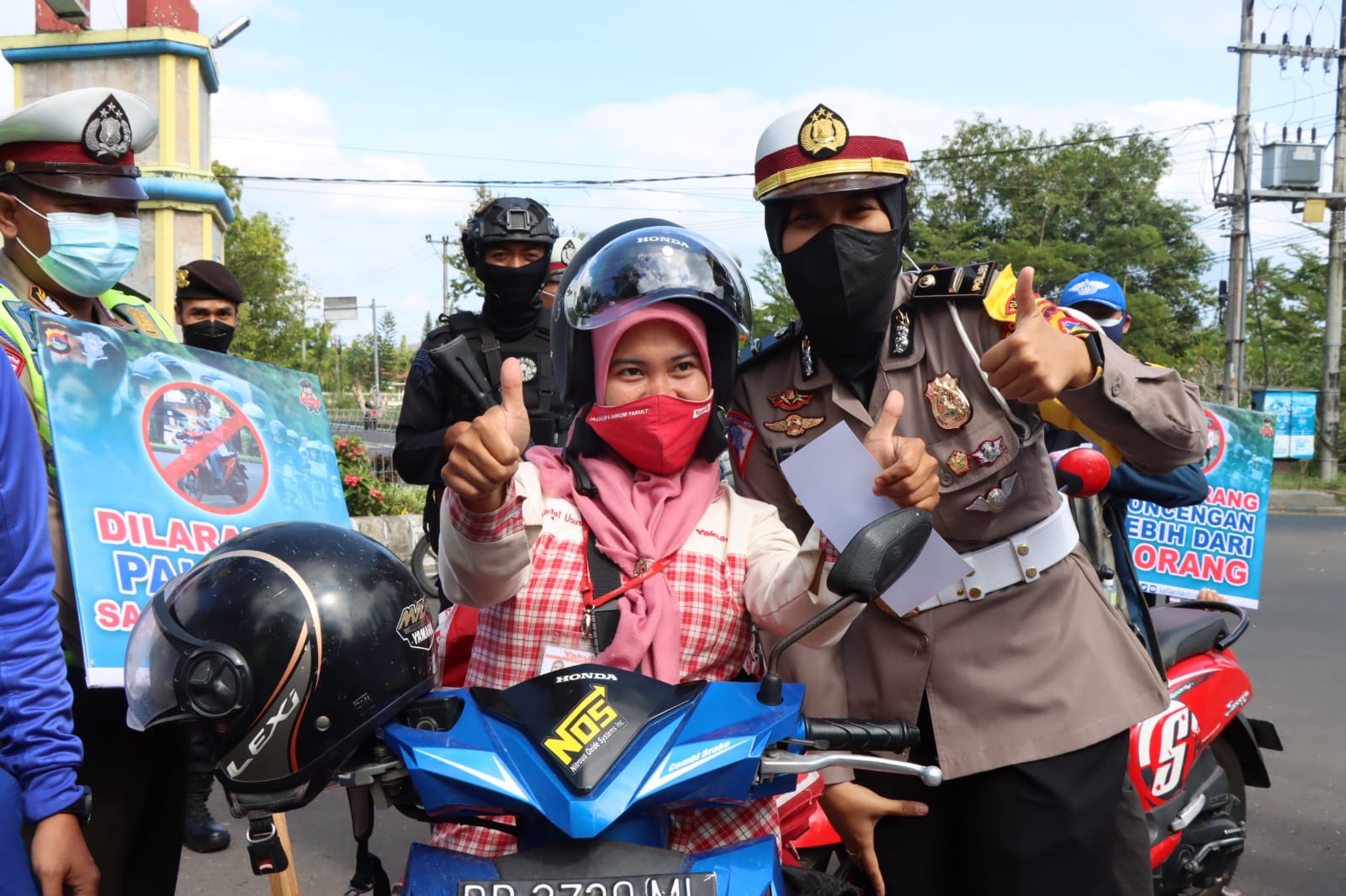 Operasi Patuh Rinjani 2022 Polres Lobar, Kembali Gelontorkan Helm Gratis Bagi Pengendara Tertib