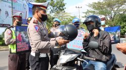 Operasi Patuh Rinjani 2022 Polres Lobar, Kembali Gelontorkan Helm Gratis Bagi Pengendara Tertib