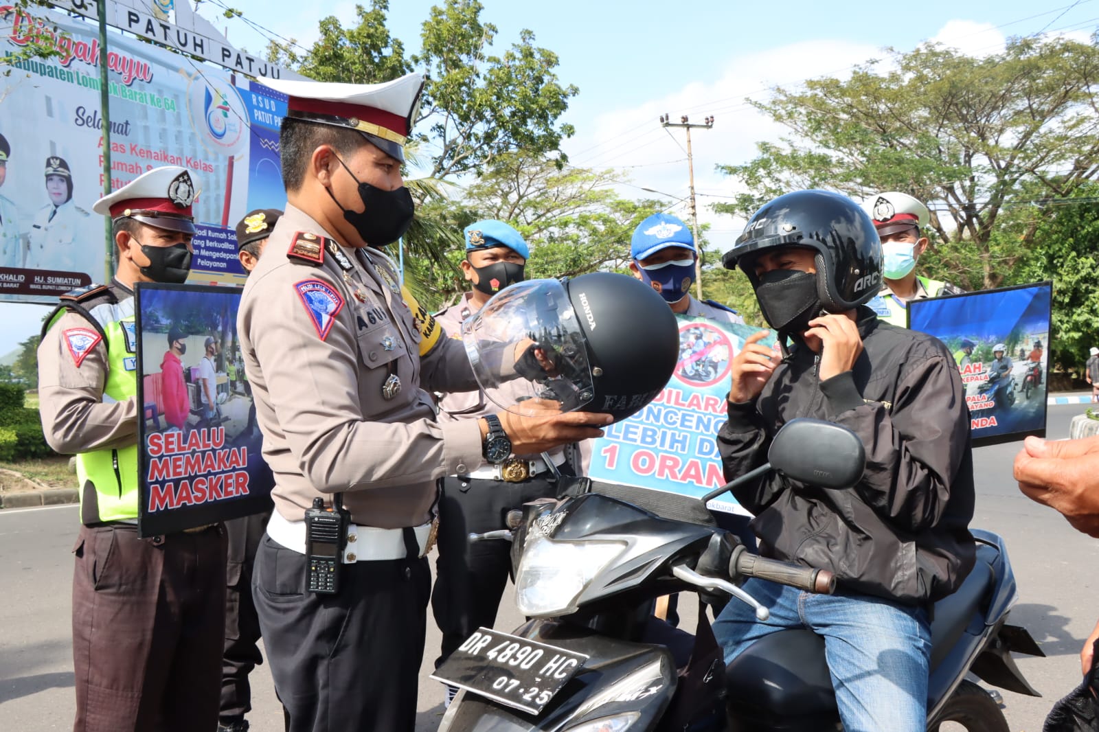 Operasi Patuh Rinjani 2022 Polres Lobar, Kembali Gelontorkan Helm Gratis Bagi Pengendara Tertib