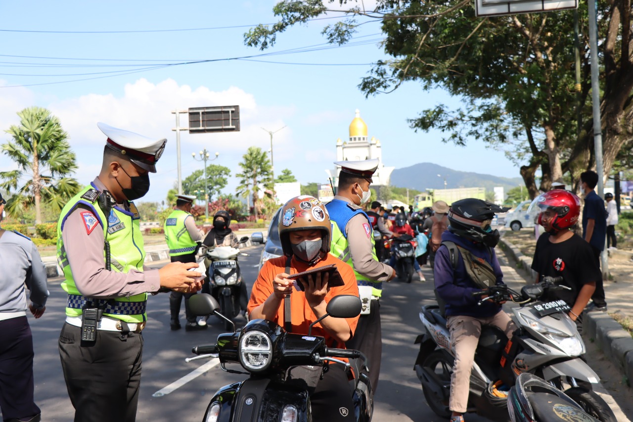 Operasi Patuh Rinjani 2022 Polres Lobar di Jalur By Pass BIL I Gerung, Jaring 83 Pelanggar