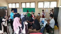 Tenangkan Siswa Siswi Yang Diberikan Suntikan, Babinsa Berikan Mental Support Saat BIAS