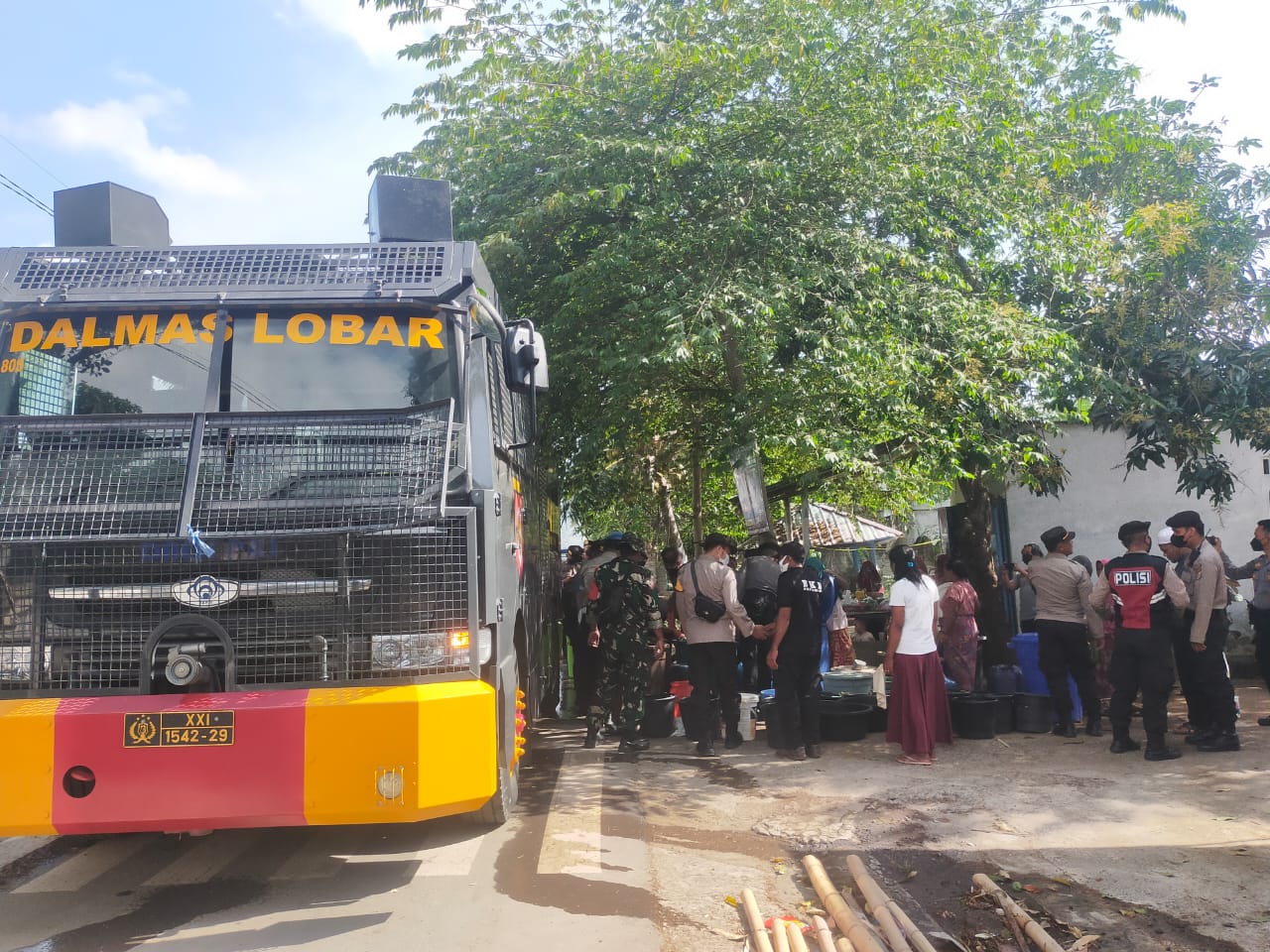 Polres Lombok Barat Salurkan Bantuan Air Bersih di Kuripan, Puji Tertibnya Antrean Warga