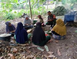 Kunjungi Pengolah Biji Buah Aren, Babinsa Lembah Sempaga Tak Semudah Menikmatinya