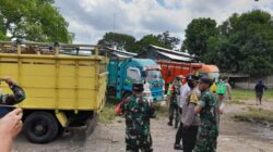 Petugas Gabungan Dari TNI-Polri dan Puskeswan Periksa SKKH Yang Memasuki Pasar Hewan Selagalas