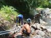Babinsa Koramil 1606-08 Narmada Terus Gotong Royong Bersama Masyarakat Dalam Pembangunan Pompa Hidram