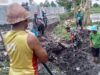 Intensitas Hujan Semakin Sering, Babinsa Kediri Selatan Bersama Masyarakat Angkut Sampah dan Tanah Yang Dapat Menghambat Aliran Air Kali