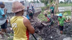 Intensitas Hujan Semakin Sering, Babinsa Kediri Selatan Bersama Masyarakat Angkut Sampah dan Tanah Yang Dapat Menghambat Aliran Air Kali