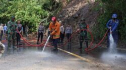 Personel Satgas TMMD Ke 115 Kodim 1606 Mataram Di Terjunkan Bantu Buka Akses Jalan Yang Tertutupi Tanah Longsor