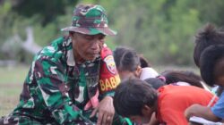 Personel Satgas TMMD ke 115 Kodim 1606 Mataram, Bantu Bahas PR Siswa Sekitar Sasaran TMMD