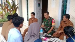 Implemantasi Kegiatan Binter, Babinsa Eyat Mayang Laksanakan Komsos Bersama Mahasiswa KKN dan Kadus se Desa Eyat Mayang   