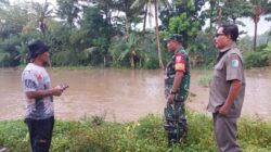 Tindak Lanjuti Laporan Warga, Babinsa  Kuripan Selatan Bersama Forkopimcam Tinjau Lokasi Luapan Air Sungai