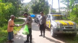 Aksi Simpatik Polsek Lembar, Bagikan Sarapan Pagi Kepada Warga