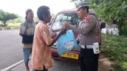 Bansos On The Road Satlantas Polres Lombok Barat, Sasar Warga yang Membutuhkan