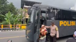 Cuaca Tidak Mendukung, Polres Lombok Barat Antar Jemput Lansia Penerima Manfaat Bansos di Batulayar