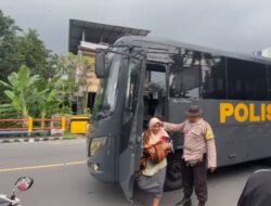 Polres Lombok Barat Antar Jemput Lansia Penerima Manfaat Bansos di Batulayar, Lantaran Cuaca Tidak Mendukung