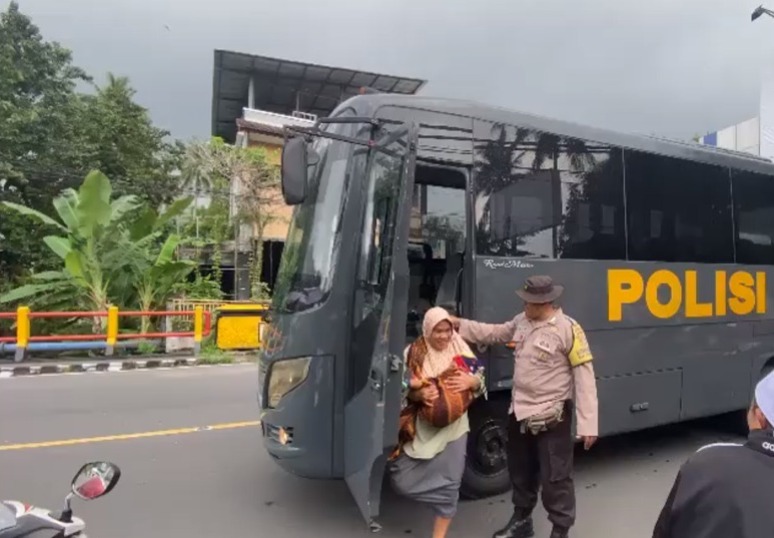 Cuaca Tidak Mendukung, Polres Lombok Barat Antar Jemput Lansia Penerima Manfaat Bansos di Batulayar