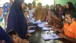 TNI-Polri Amankan Penyaluran Bantuan Sosial di Desa Lembar Selatan