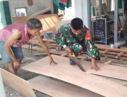 Ikut Andil Dalam Proses Rehab Masjid Baiturahman, Cara Babinsa Mesangguk Laksanakan Tugas Komsos