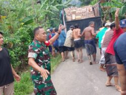 Gunakan Alat Seadanya, Babinsa Kuripan Selatan Bersama Warga Berhasil Tarik Truck Tergelincir