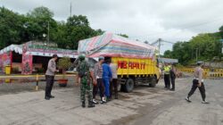 Ops Lilin Rinjani 2022 Polres Lobar, Pengamanan di Pos Pelayanan Lembar Lombok Barat, NTB – Rangkaian kegiatan pengamanan Pos Pelayanan Lembar meliputi pemeriksaan kendaraan dan penumpang KMP Putri Yasmin yang tiba atau bongkaran, Selasa (27/12/2022). Kemudian menerima kunjungan Pekabat Operasi Lilin Rinjani 2022 Polres Lombok Barat, dalam rangka mengecek kesiapan anggota Posyan Lembar. Dengan memberikan penekanan agar menjaga kebersihan Posyan dan tetap waspada serta selalu menjaga kesehatan. Selanjutnya Pemberian bingkisan kepada anggota Posyan Lembar oleh Kasat Lantas Polres Lobar yang diwakili oleh KBO Lantas Ipda Abdul Hanan.