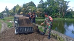 Babinsa Peteluan Indah Bantu Warga Lakukan Penimbunan Jalan Berlubang