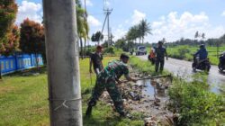 Cek Babinsa Sembung Bersihkan Saluran Irigasi, Danramil 1606-08 Narmada Pastikan Tidak Ada Sampah Yang Menghambat Aliran Air