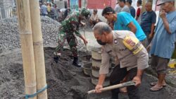 Mengayomi Masyarakat, Babinsa dan Bhabinkamtibmas Bantu Pengecoran Pembangunan Masjid Al Ikhlas Otak Desa Utara