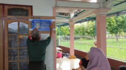 Babinsa Badrain Cat Tembok Rumah Warga Penerima Bansos PKH Bersama Kades dan Pendamping PKH