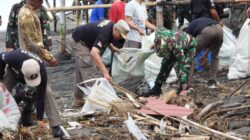 Bersihkan Sampah Yang Terbawa Ombak Pasang Sepanjang Pantai Mapak Indah, Personel Gabungan Himbau Warga Tetap Waspada
