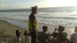 Kegiatan Patroli Polsek Batulayar di Wisata Pantai, Lakukan Ingatkan Utamakan Keselamatan