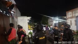 Tim Puma 8 Sat Samapta Polres Lombok Barat Keluarkan Balita Menangis di Dalam Rumah
