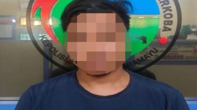 Indramayu, Jawa Barat - Sat Resnarkoba Polres Indramayu, berhasil mengungkap Kasus Narkoba di Indramayu dan mengamankan dua orang beserta sejumlah Barang Bukti, Sabtu (14/1/2023).

Dalam penangkapan ini, polisi mengamankan seorang wanita muda dan cantik N Alias Yanti (23) bersama tetangganya RH alias Boneng (34). Keduanya merupakan warga Desa Kebulen, Kecamatan Jatibarang, Kabupaten Indramayu, kompak edarkan narkotika jenis sabu.

Melansir dari humas Polri, Kasat Narkoba Polres Indramayu AKP Otong Jubaedi membenarkan penangkapan tersebut, Minggu (15/1/2023).

“Anggota Satnarkoba Polres Indramayu jajaran Polda Jabar meringkus keduanya saat mengedarkan barang haram tersebut,” ungkapnya.

Polisi Amankan 4 Paket Sabu Siap Edar

Polisi pun mengamankan barang bukti sebanyak 4 paket sabu terbungkus plastik klip bening dengan berat 1,5 gram siap edar.

“Berawal dari tertangkapnya N Alias Yanti pada Sabtu, (14/1/2023) sekira pukul 04.00 WIB. Saat itu mengamankan N di depan mushola, Desa Tegalgirang, Kecamatan Bangodua, Kabupaten Indramayu. Saat menunggu pemesan yang akan bertemu di tempat tersebut,” jelasnya.

Apes bagi N, keberadaanya itu terendus polisi hingga langsung mengamankannya, bahkan melakukan penggeledahan mendapati sejumlah Barang Bukti. Berupa sebuah bekas bungkus rokok berisikan, 3 paket sabu yang terbungkus plastik klip bening. Yang sedang memegangnya dengan tangan sebelah kiri.

“Ketika mengintrogasinya, N mengatakan barang tersebut memperolehnya dengan cara membeli dari RH untuk memperjualbelikannya, ” ucap AKP Otong Jubaedi.

Polisi Akan Terus Memburu Pelaku Lainnya

Dari keterangan ini, polisi bergerak dan sekira pukul 05.00 WIB berhasil mengamankan RH di rumahnya. Bertempat di Desa Kebulen, Kecamatan Jatibarang, Kabupaten Indramayu.

“Petugas melakukan penggeledahan dan menemukan barang bukti satu paket sabu yang terbungkus plastik klip bening. Serta satu unit HP yang tersimpan dalam tas selempang warna hitam,” terangnya.

AKP Otong juga menegaskan bahwa, pihaknya juga sedang melakukan perburuan terhadap pelaku lainnya, yang identitasnya sudah mengetahuinya. Karena orang tersebut yang memasok barang haram itu kepada dua tersangka.

“Karena perbuatannya H dan RH terancam masuk penjara sesuai dengan  Pasal 114 ayat (1). Dan atau Pasal 112 ayat (1) Undang -Undang Republik Indonesia Nomor 35 tahun 2009 tentang Narkotika,” tegas AKP Otong Jubaedi.