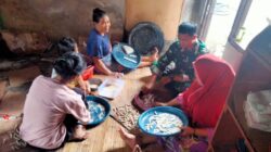Laksanakan Komsos Dengan Kunjungi dan Bantu Pembuatan Kue Kering, Cara Babinsa Langko Mempererat Jalinan Silaturrahmi