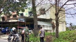 Babinsa dan Bhabinkamtibmas Langsung Turun Ke Lokasi Tindak Lanjuti Laporan Adanya Pohon Kering dan Akan Tumbang