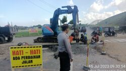 Polsek Labuapi Lakukan Pengamanan Perbaikan Jalan dan Drainase di Terowongan Underpas Bajur