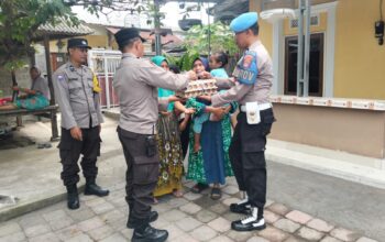 Peduli Gizi Balita, Polsek Kediri Rutin Bagikan Telur di Dusun Tinggar, Lombok Barat